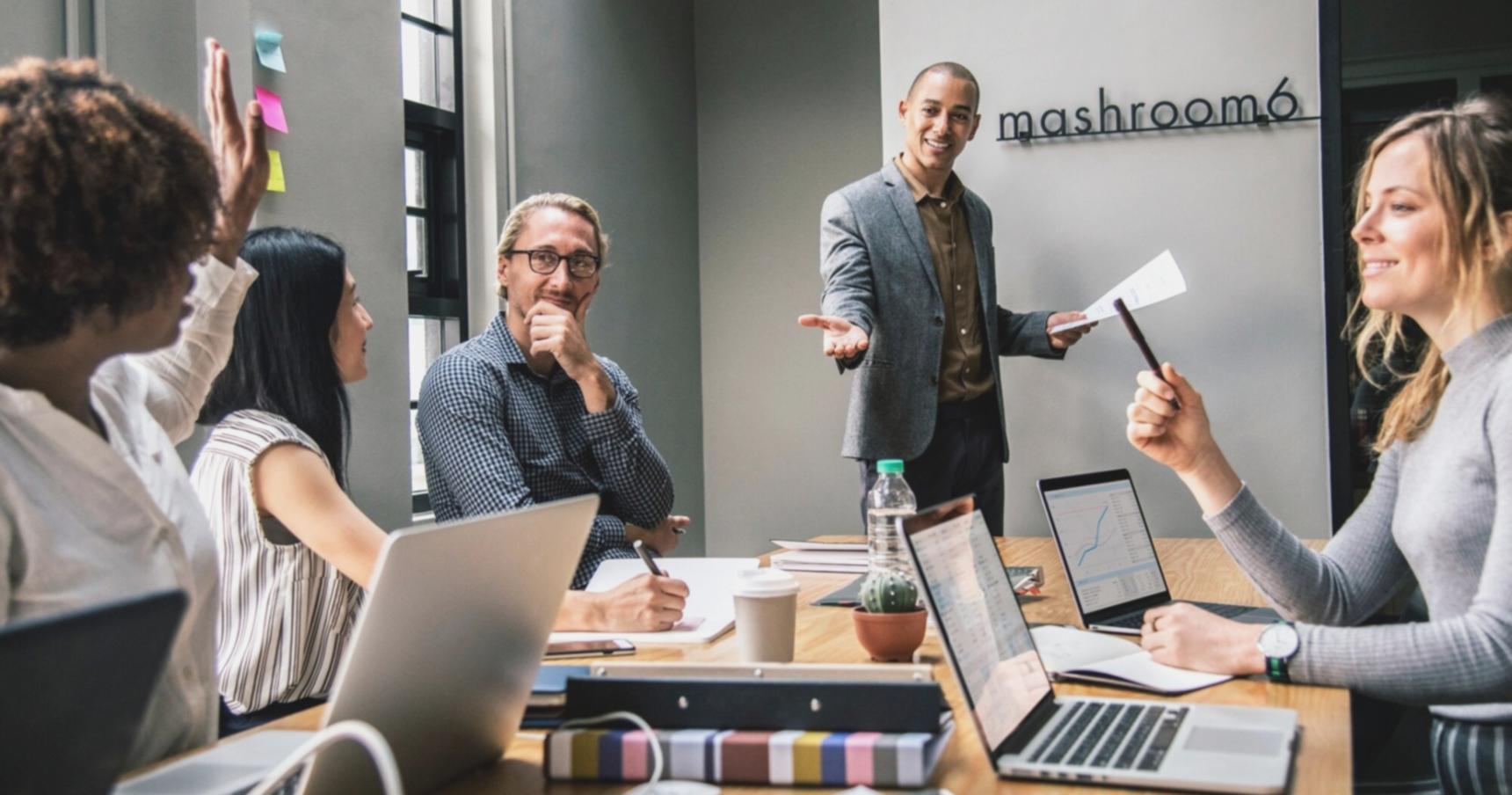 Arbeitsplatz im noravianthule Büro mit modernen Finanztools